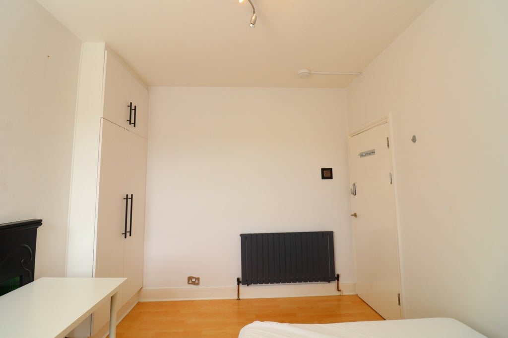 Room Globe Road in Greater London