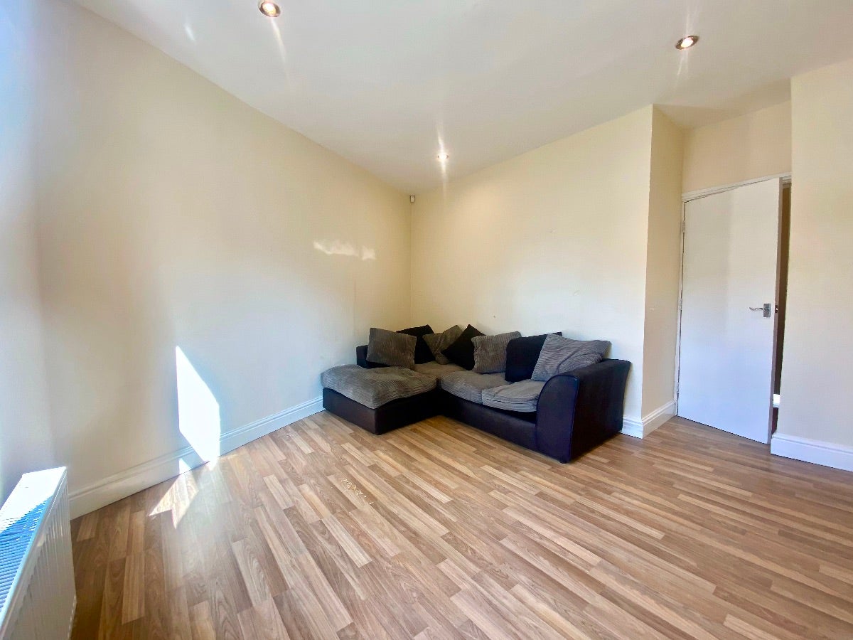 Flat Huntingtower Road in Sheffield
