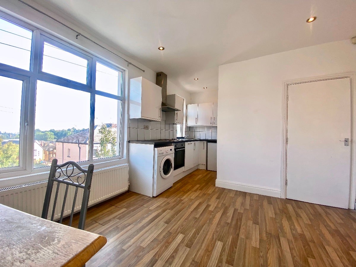 Flat Huntingtower Road in Sheffield