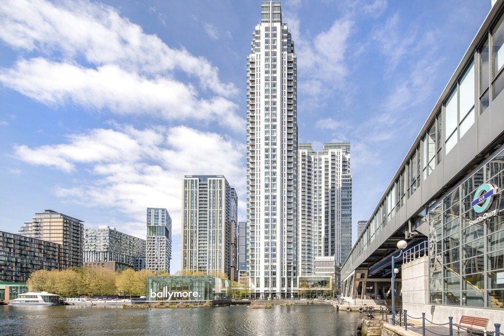 Flat Pan Peninsula Square in Greater London