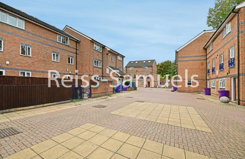 Flat Ambassador Square in Greater London
