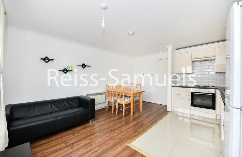 Flat Ambassador Square in Greater London