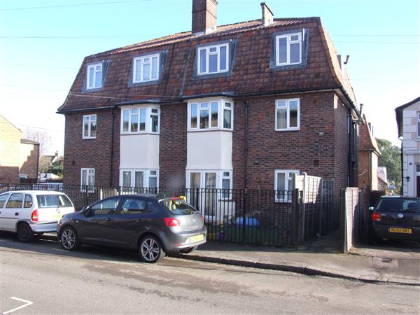 Flat Edward Grove in Greater London