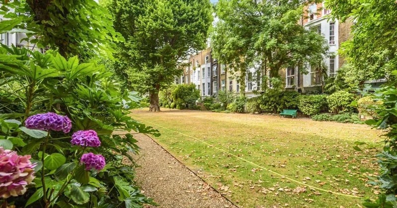 Flat Holland Road in Greater London