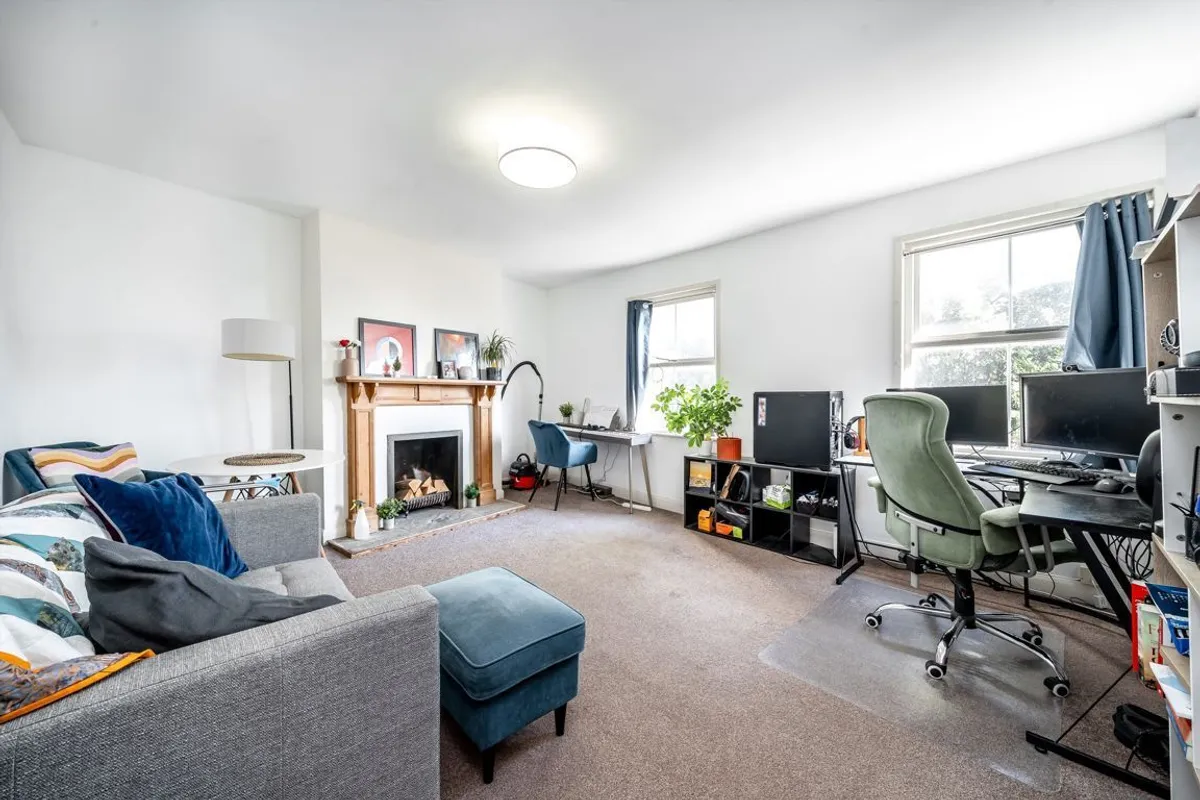 Flat Hampton Road in Greater London