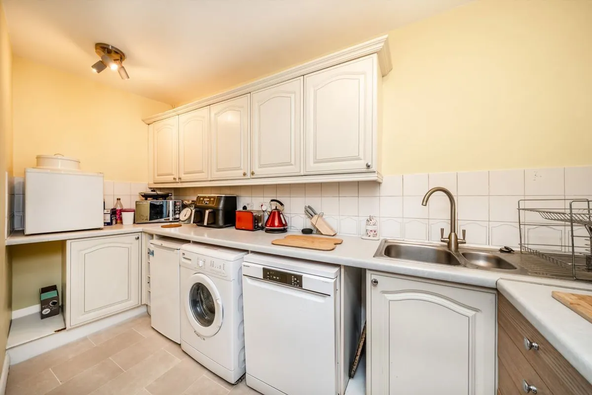 Flat Hampton Road in Greater London