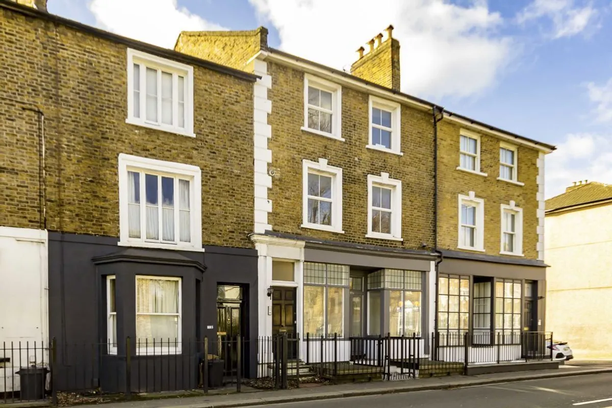 Flat Hampton Road in Greater London