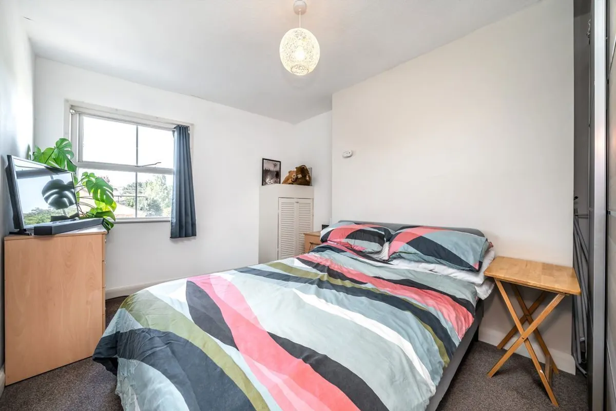 Flat Hampton Road in Greater London