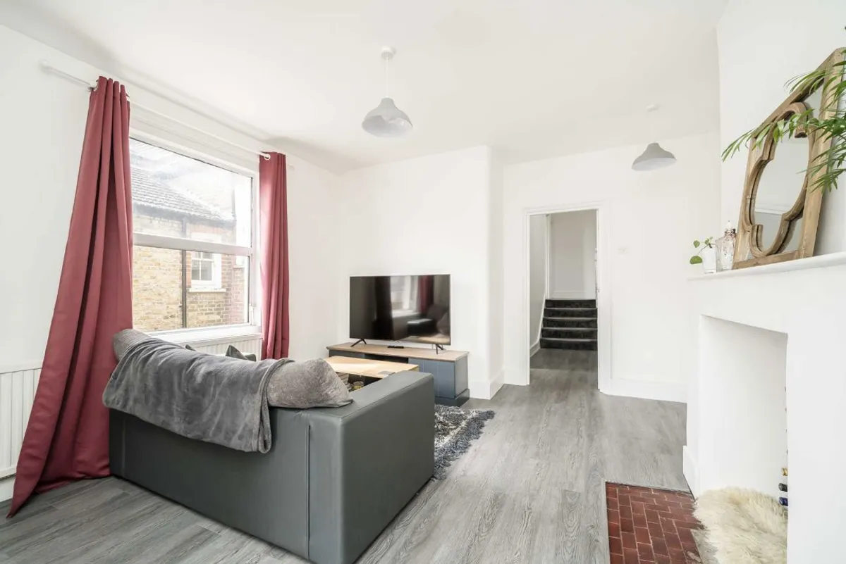Flat Moring Road in Greater London