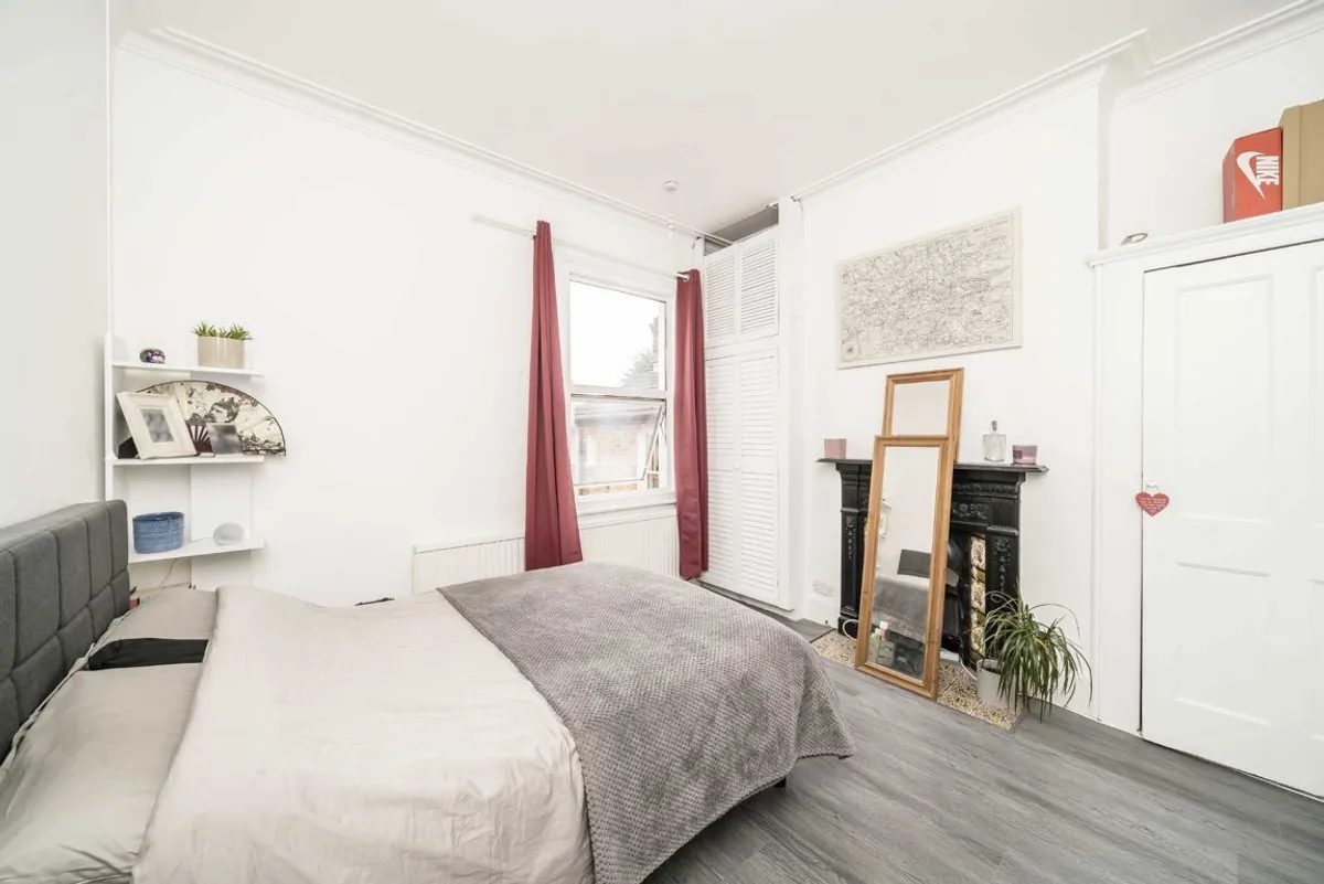 Flat Moring Road in Greater London