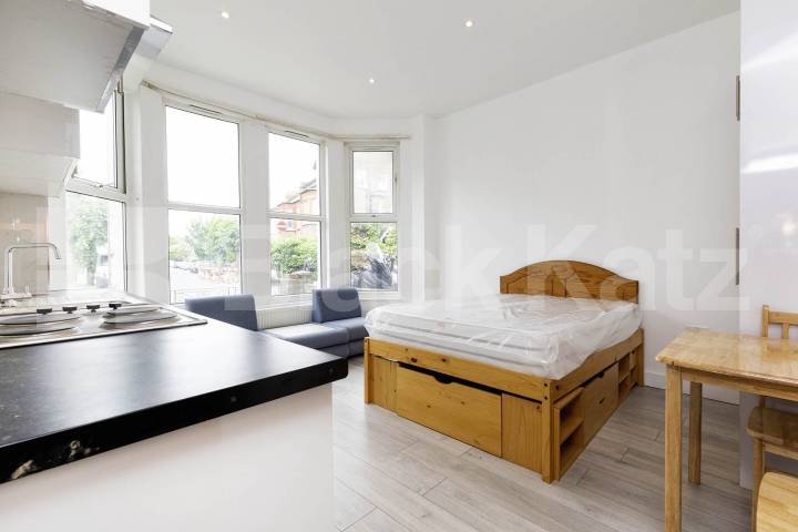 Flat Iverson Road in Greater London