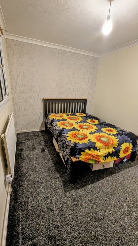Room Hope Court in Crawley
