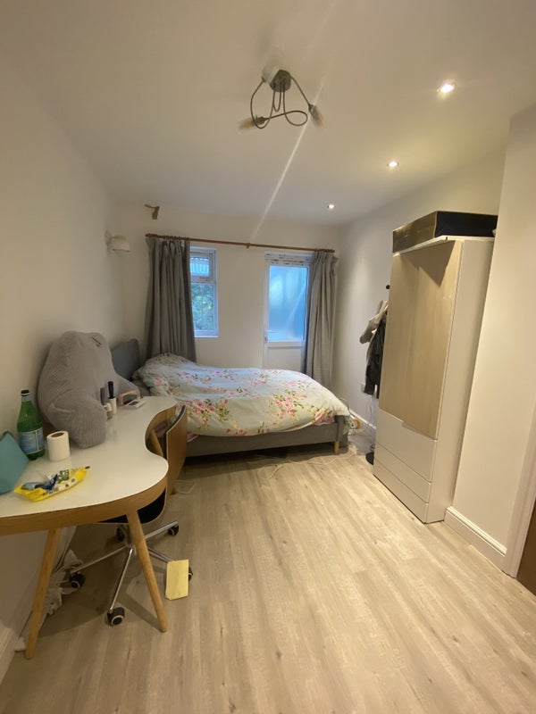 Room Queensway in Greater London