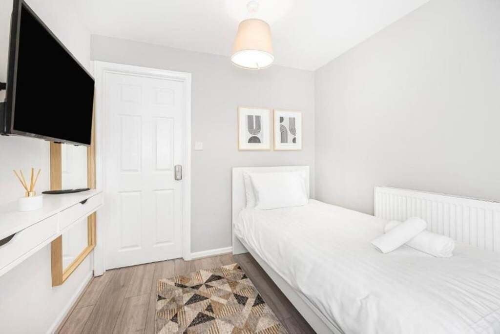 Room Rectory Square in Greater London