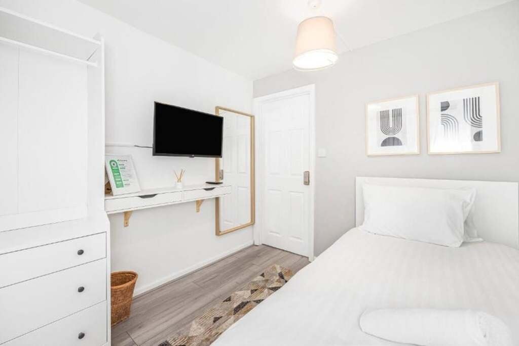 Room Rectory Square in Greater London