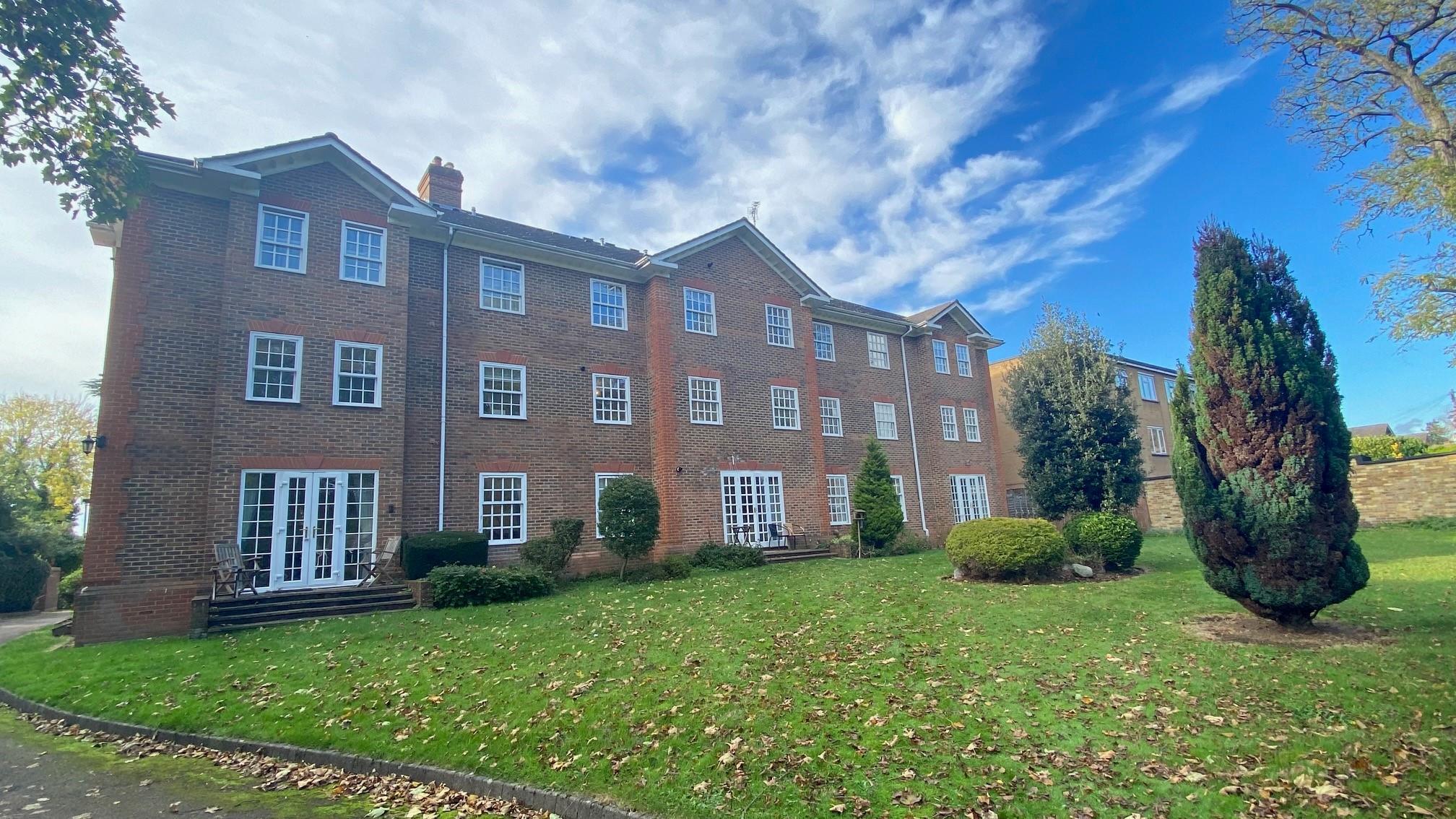 Flat Ray Park Avenue in Maidenhead