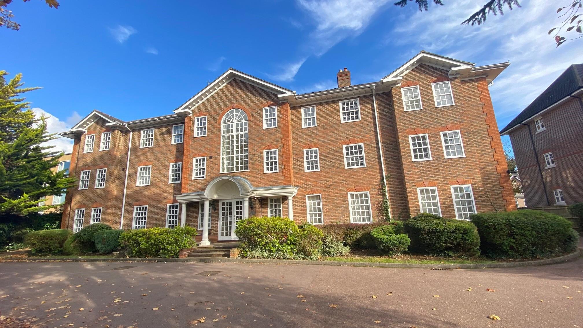 Flat Ray Park Avenue in Maidenhead