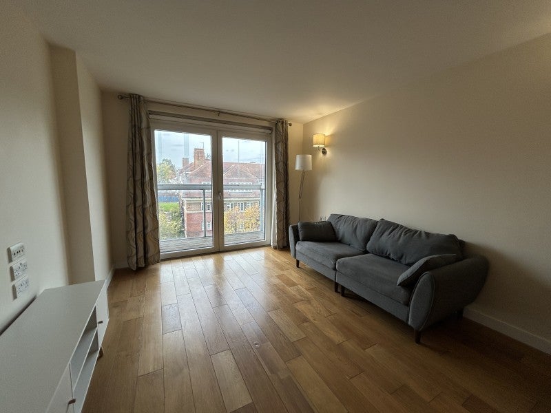 Flat Empire Way in Greater London