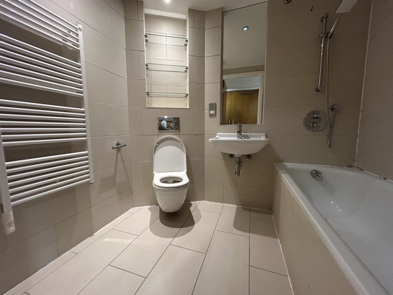 Flat Empire Way in Greater London