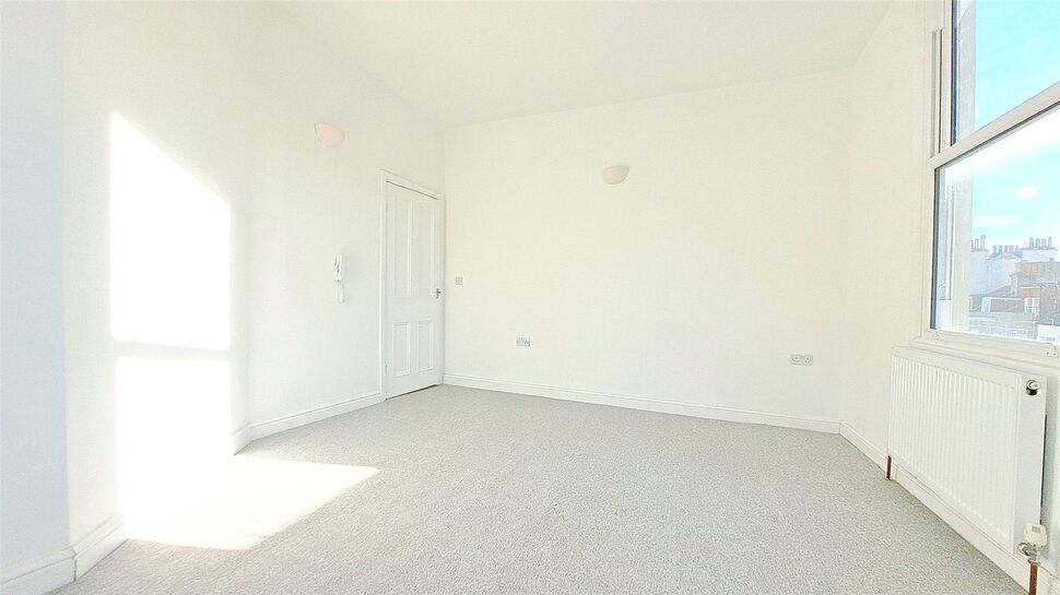 Flat Stonefield Road in St Leonards