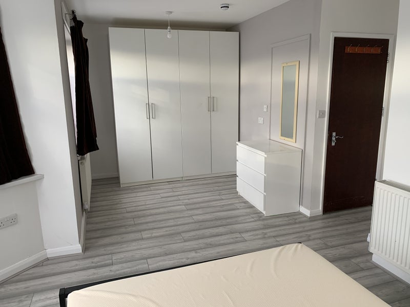 Flat Eastern Avenue in Greater London