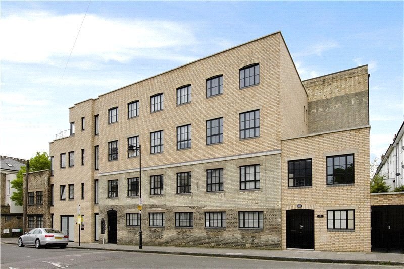 Flat Orleston Road in Greater London