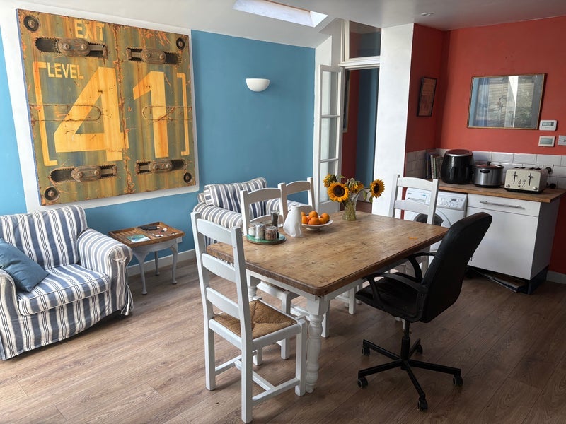 Room Sisters Avenue in Greater London