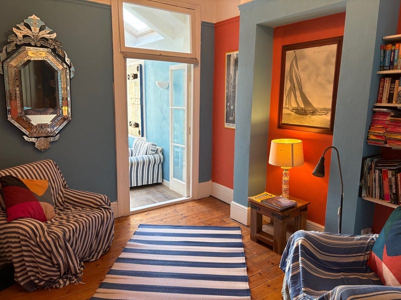 Room Sisters Avenue in Greater London