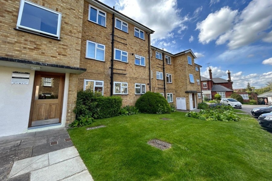Flat Wodehouse Place in Guildford
