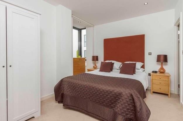 Flat Alie Street in Greater London