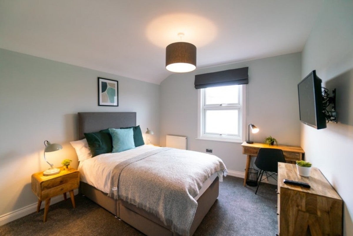 Room Wantage Road in Reading