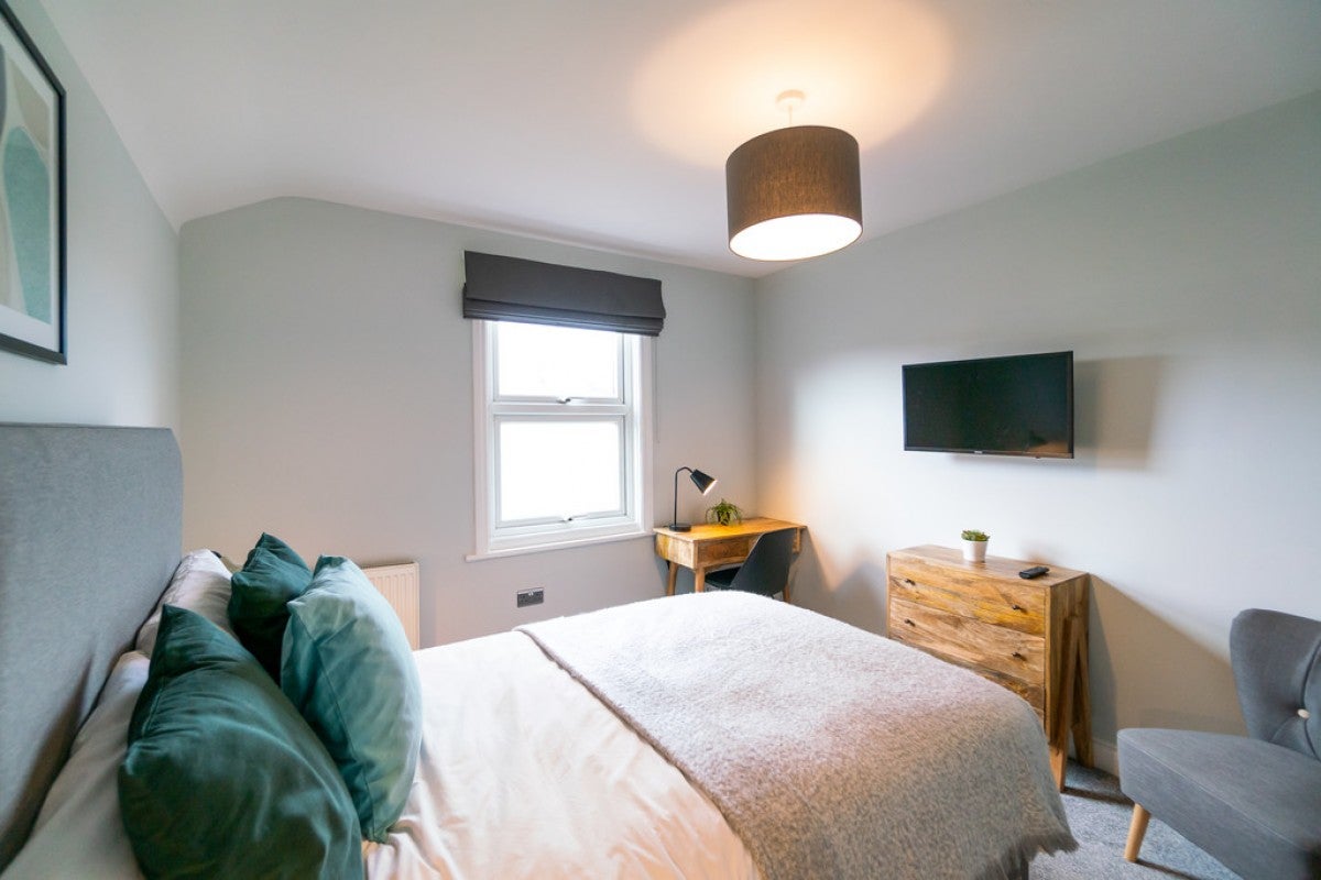 Room Wantage Road in Reading