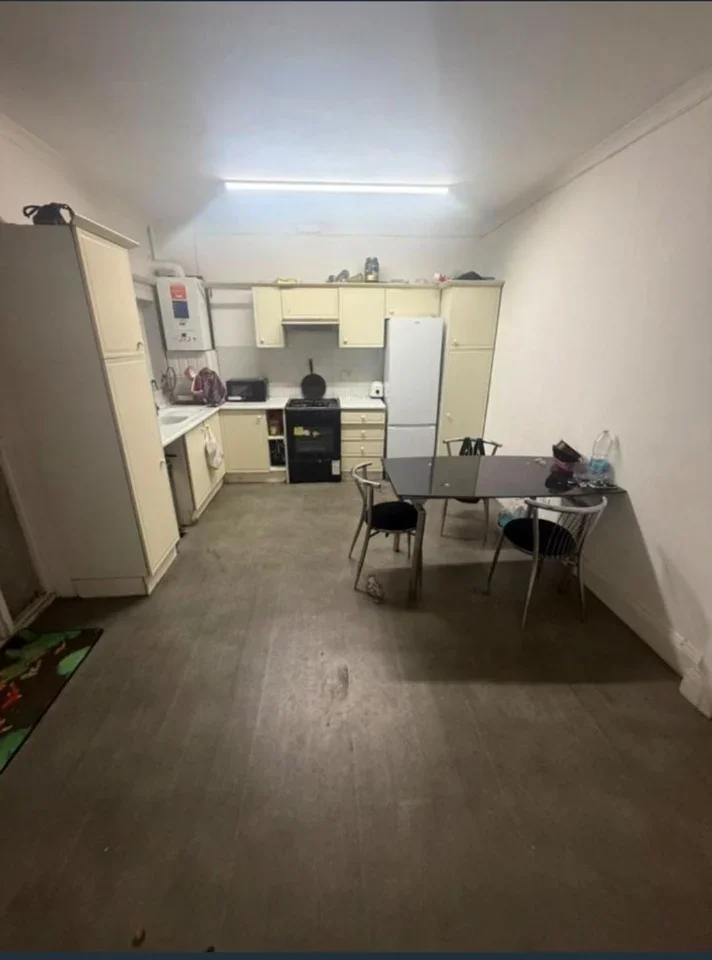 Room Tilbury Road in Greater London