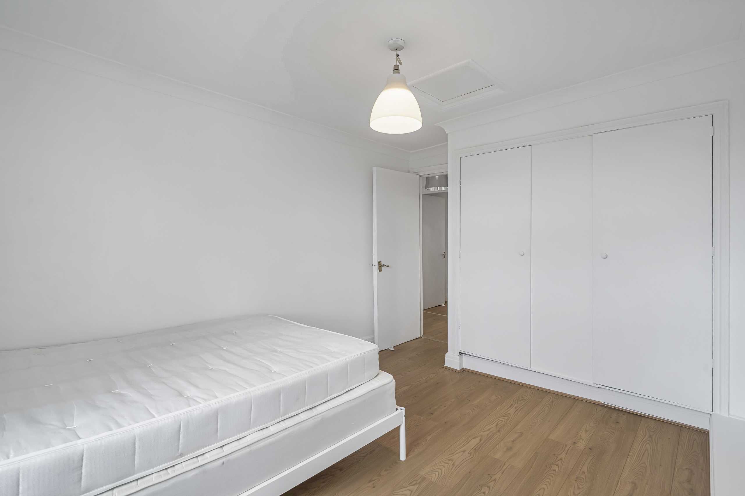 Flat Streatham High Road in Greater London