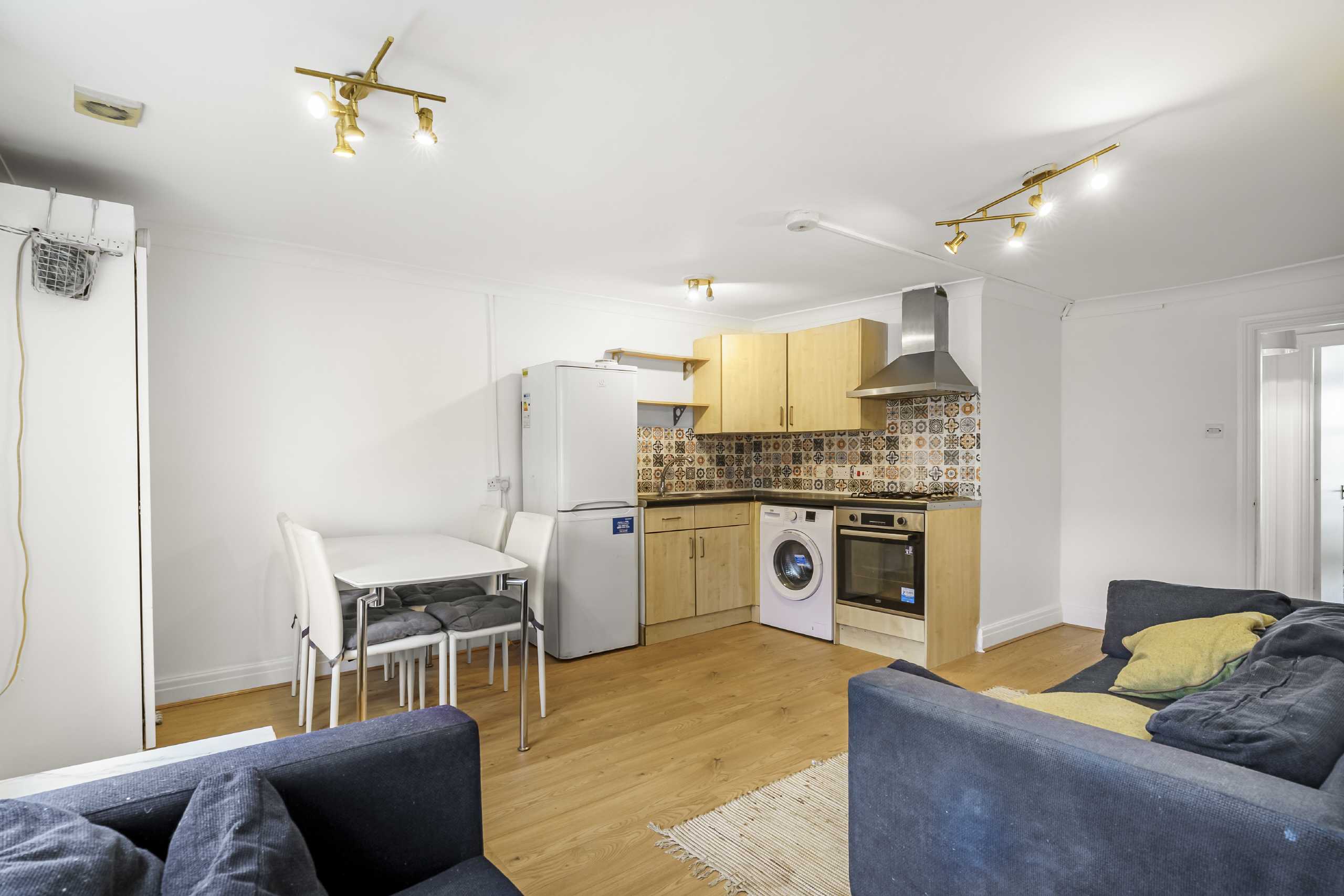 Flat Streatham High Road in Greater London