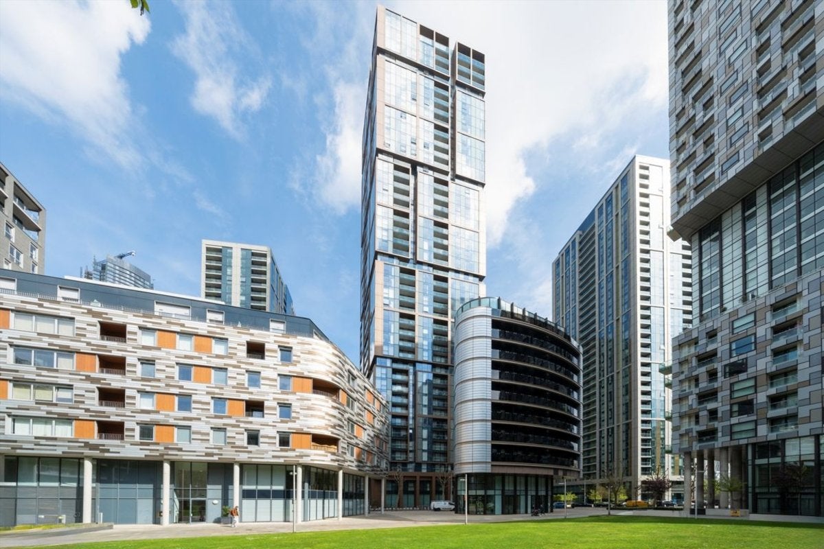 Flat Harbour Way in Greater London