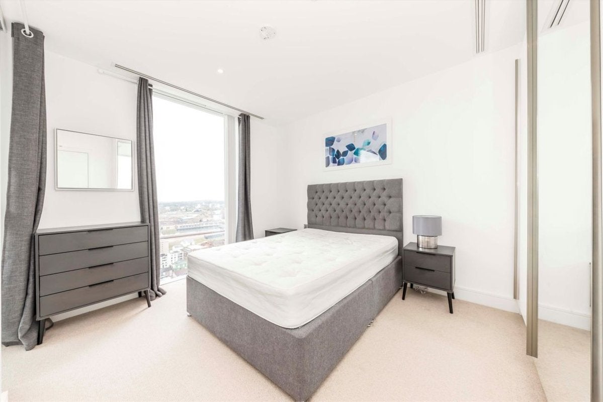 Flat Harbour Way in Greater London