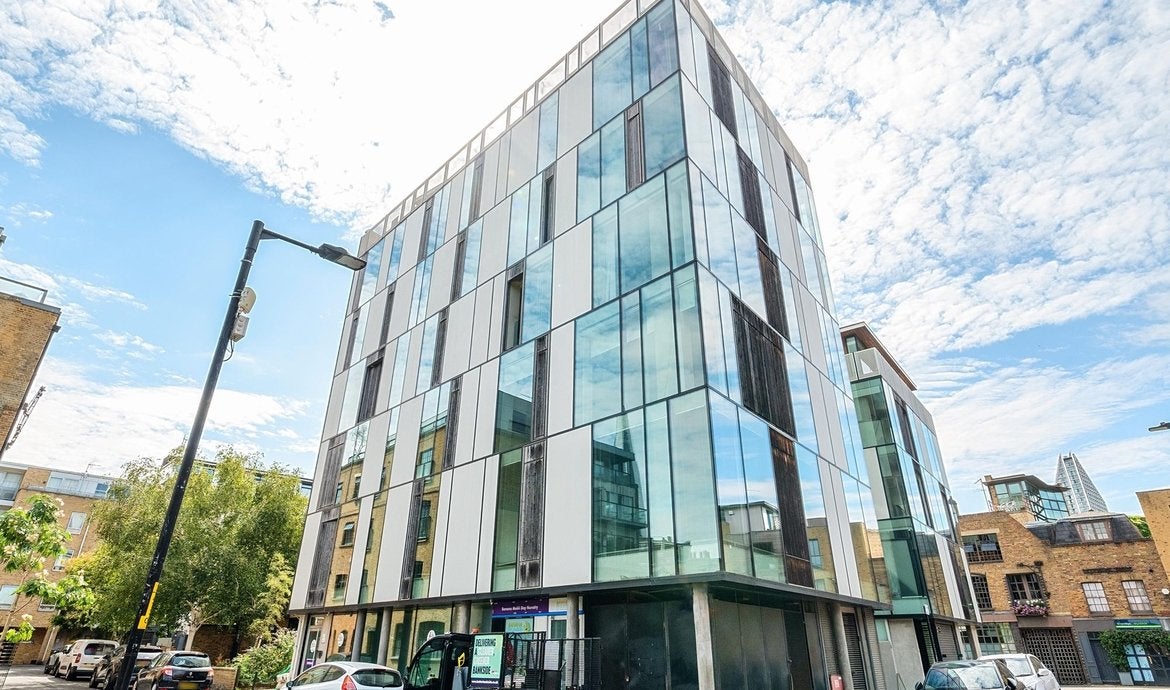 Flat Trundle Street in Greater London