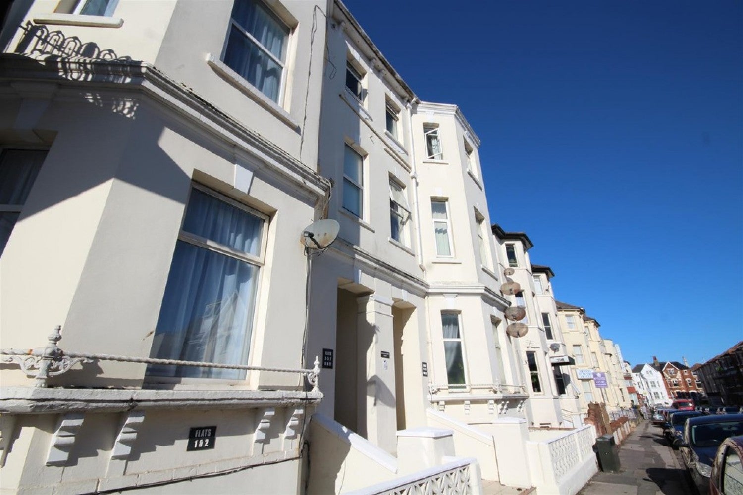 Flat West Cliff Road in Bournemouth
