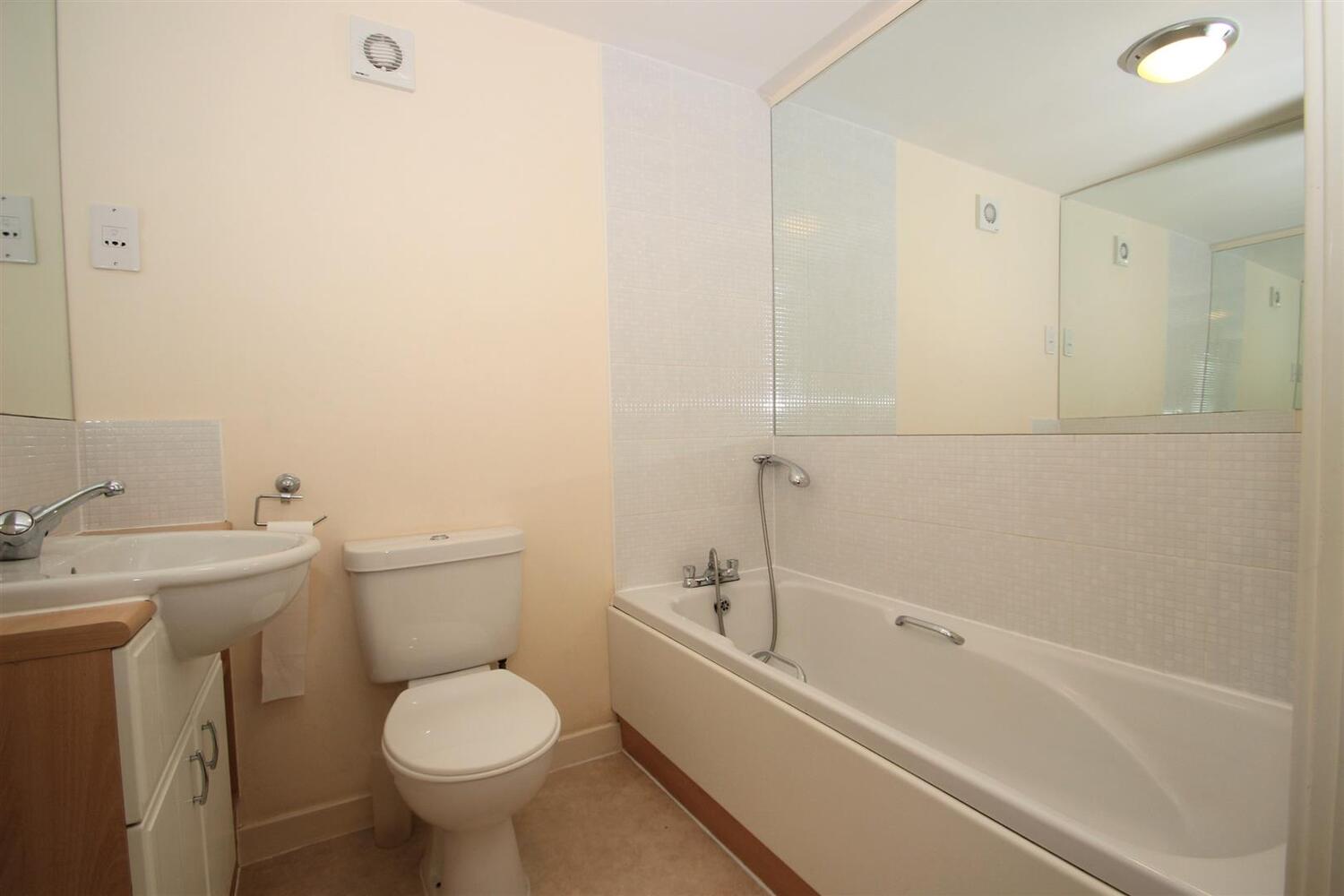 Flat Amherst Place in Ryde