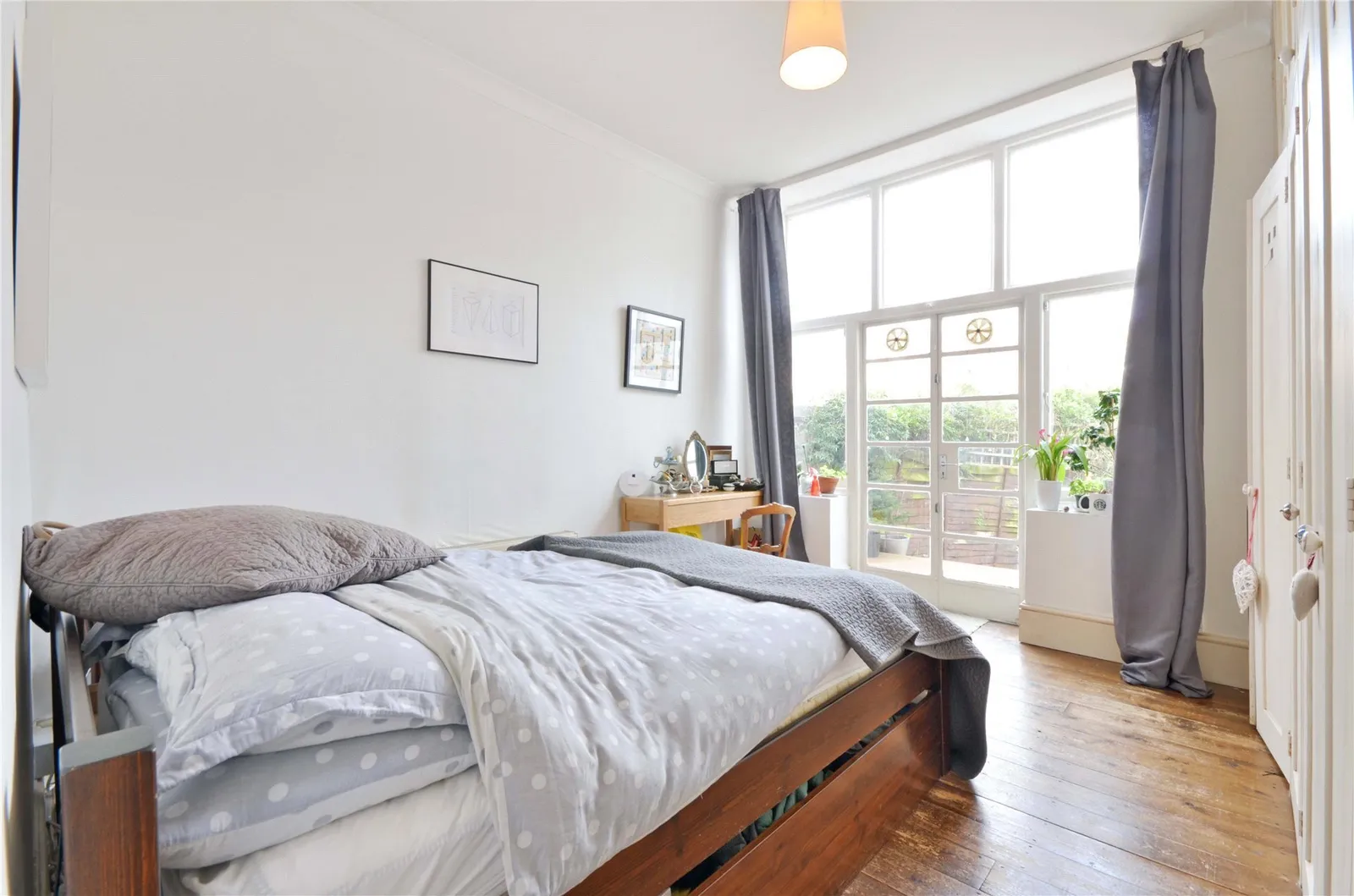 Flat Mowbray Road in Greater London