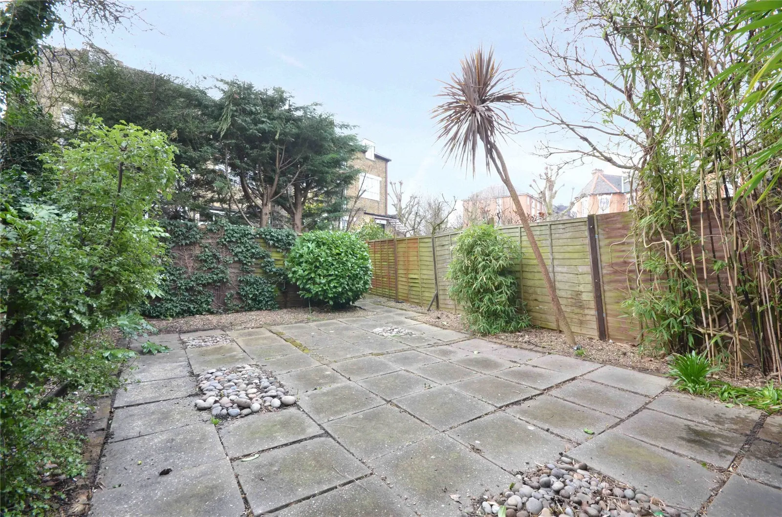 Flat Mowbray Road in Greater London