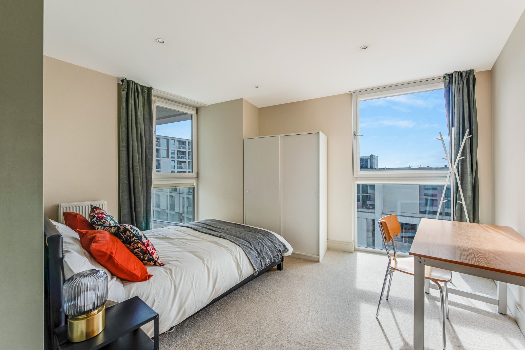 Flat Lanterns Way in Greater London