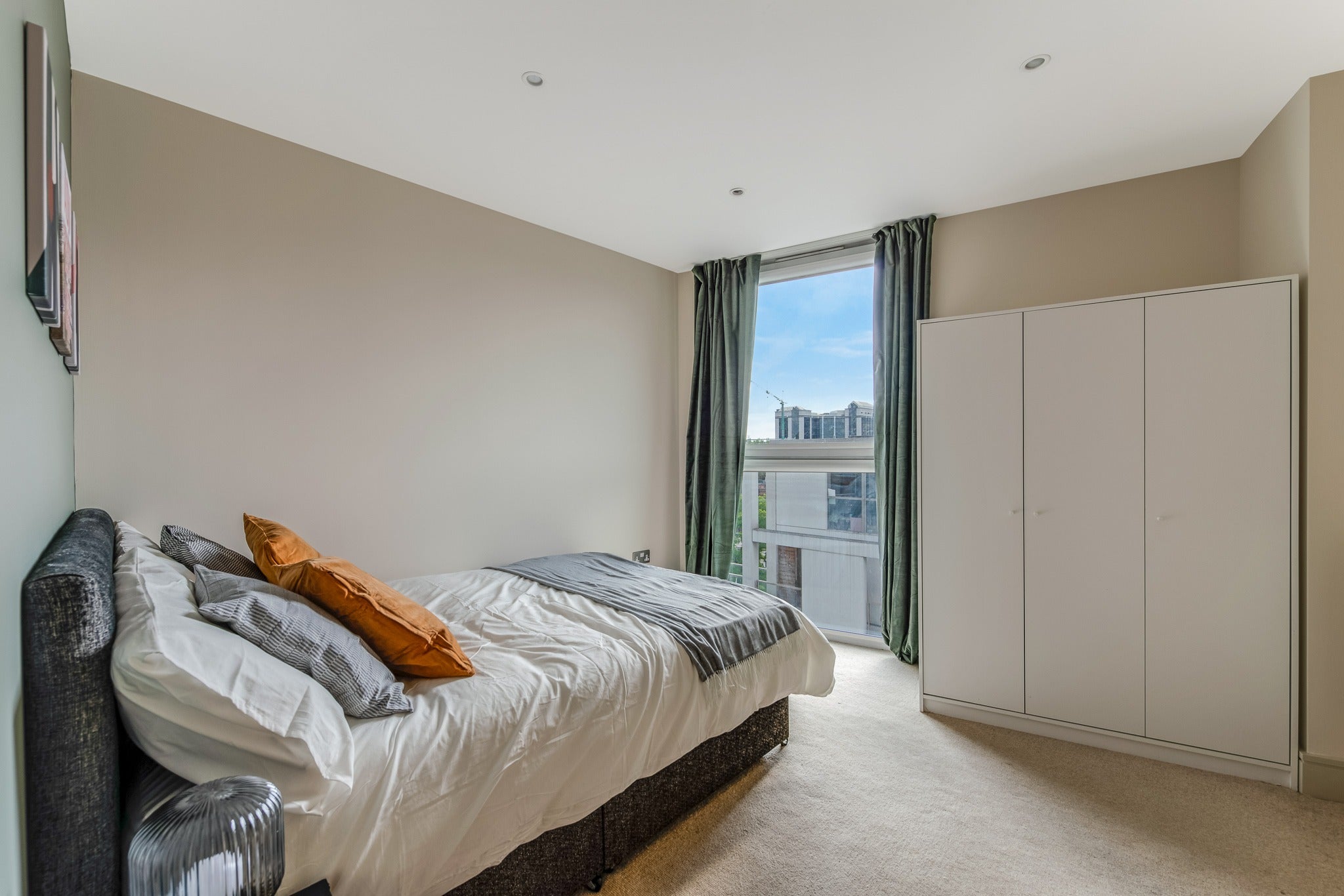 Flat Lanterns Way in Greater London