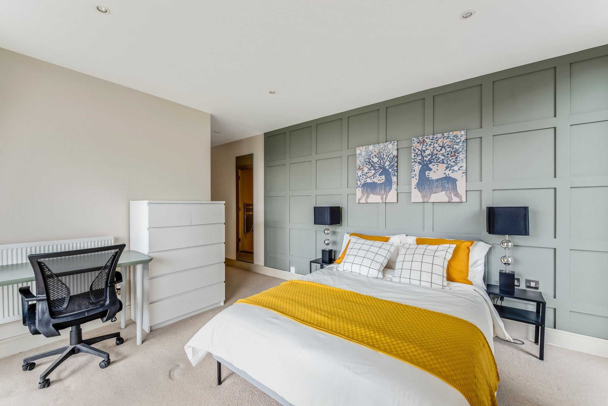 Flat Lanterns Way in Greater London