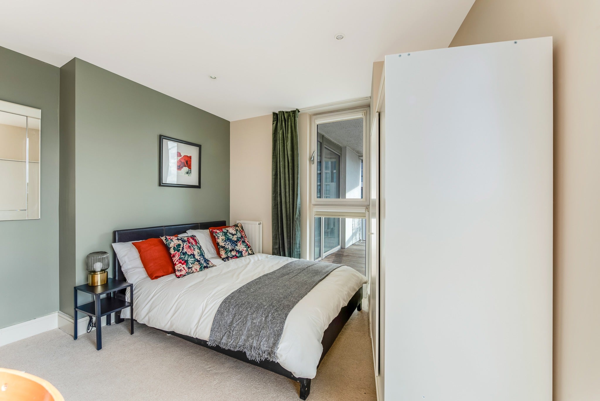 Flat Lanterns Way in Greater London