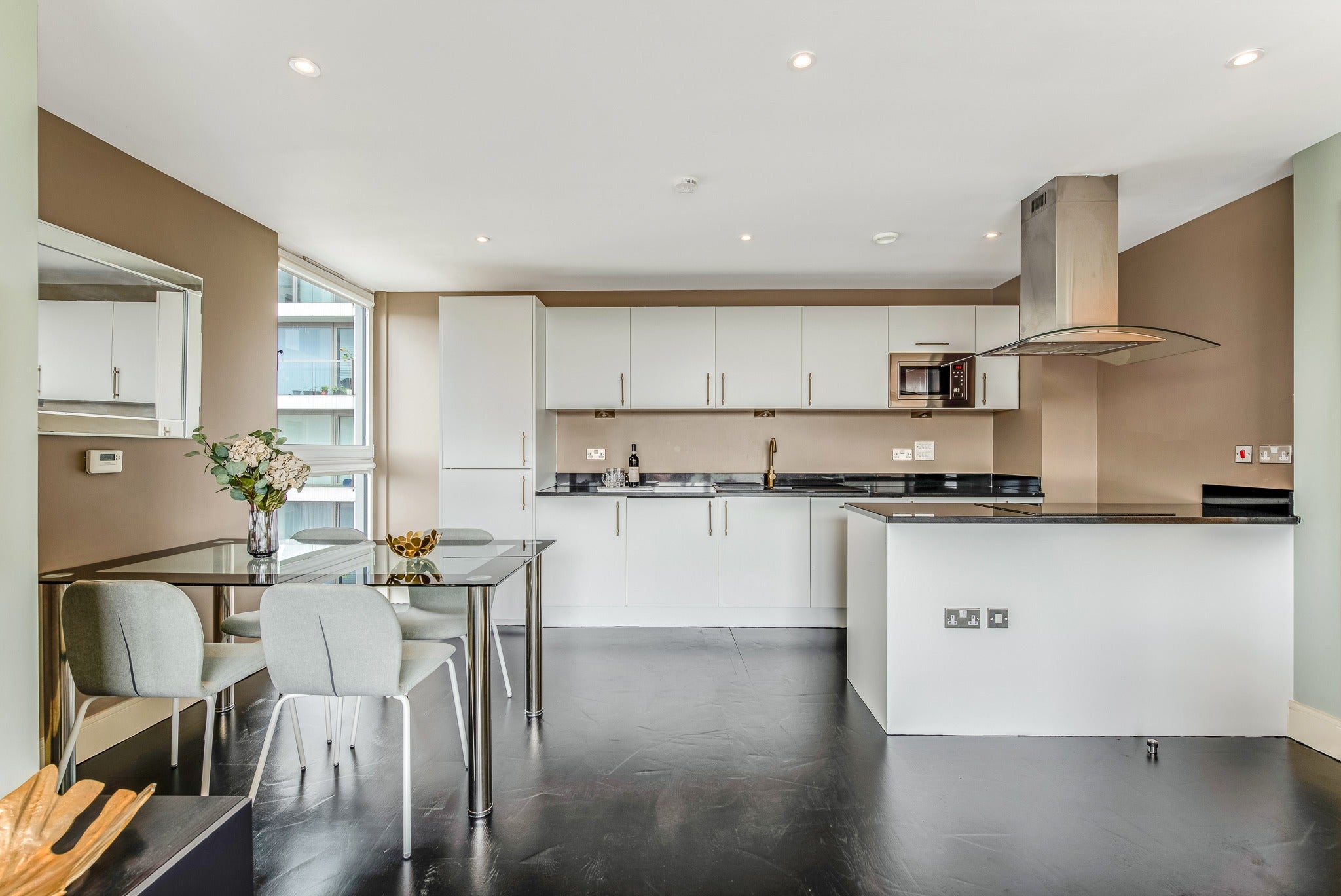 Flat Lanterns Way in Greater London