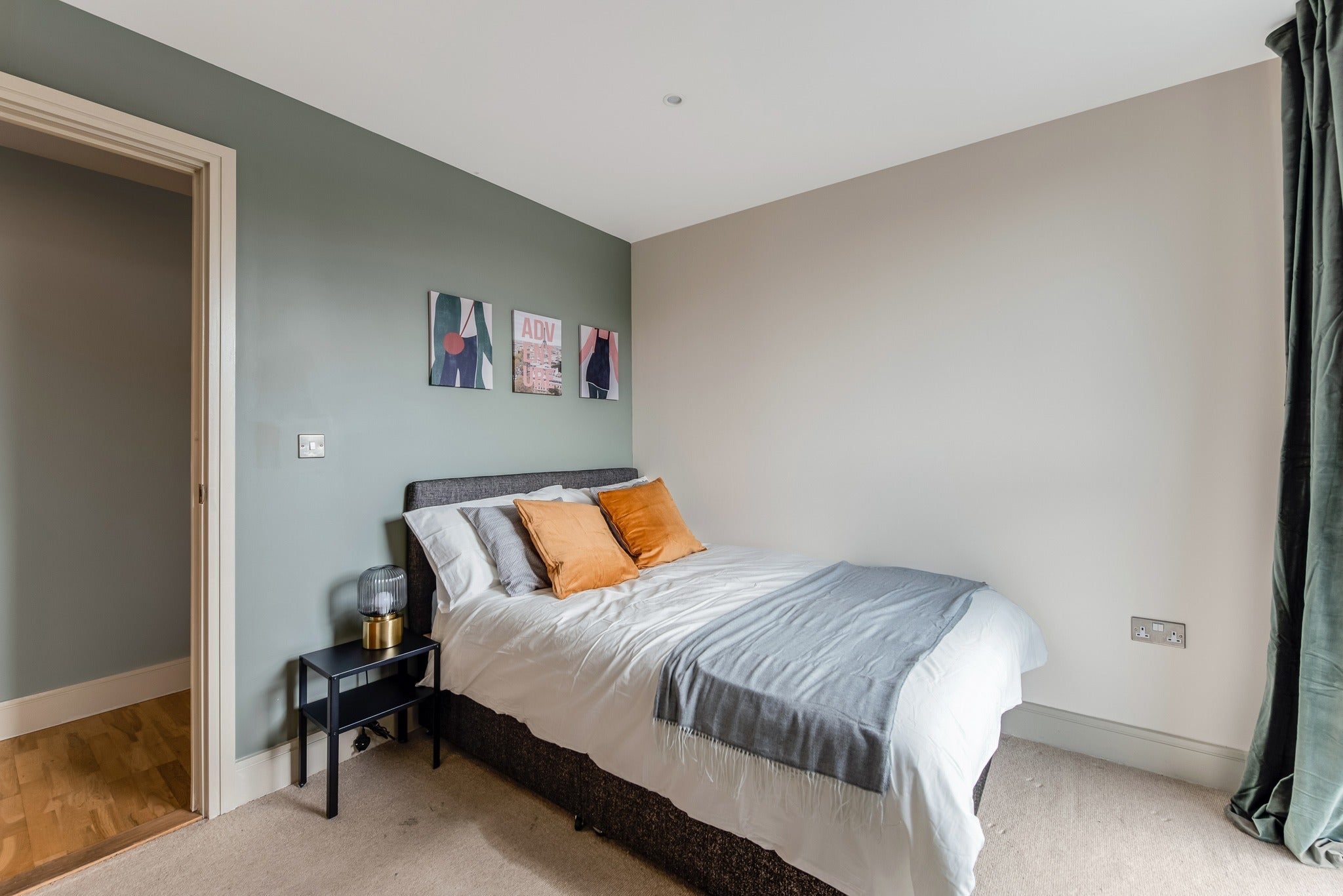 Flat Lanterns Way in Greater London