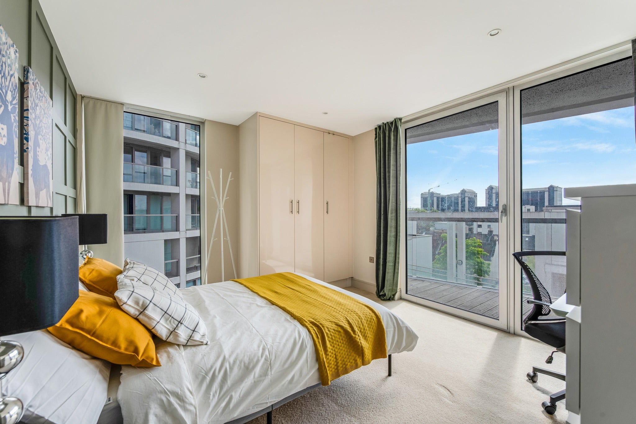 Flat Lanterns Way in Greater London