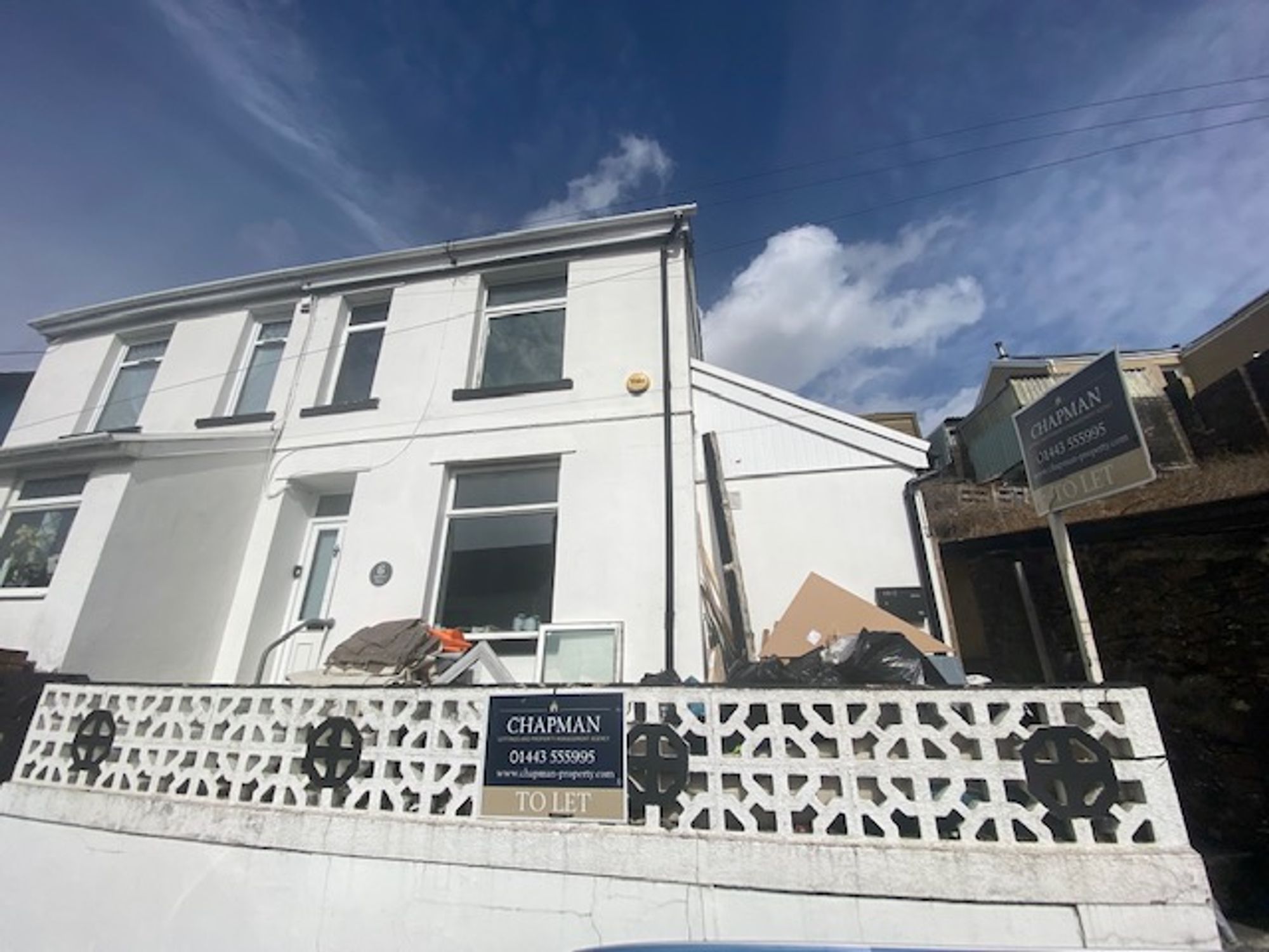 House Commercial Terrace in Treharris